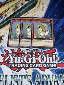Yugioh x3 Babycerasaurus OP18-DE005 Super Rare Playset - Bild 1 von 1