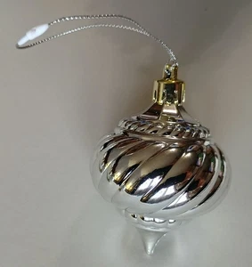 BRAND NEW SILVER ROUND CHRISTMAS ORNAMENT WITH CURVED PATTERN AND A LOOP HANGAR - Picture 1 of 2