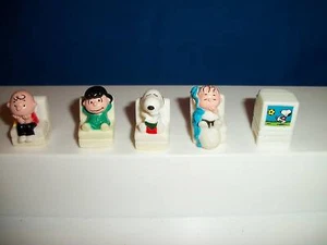 PEANUTS SNOOPY Set 5 Mini Figurines Toy Food Premium WORLD CUP SOCCER FOOTBALL - Picture 1 of 5