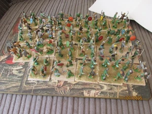 92 "PLASTIC " 28mm Celtic Gauls ? Some with STANDARDS - Picture 1 of 4