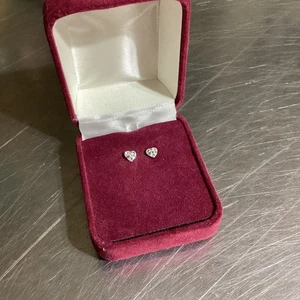 STERLINGSILBER Ohrringe WINZIGE KLARE STEINE IN HERZ DURCHBOHRT POST OHRSTECKER IN BOX - Bild 1 von 6