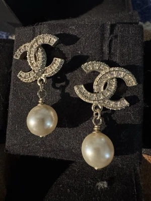 Pendientes colgantes grandes de perlas CHANEL 2021 Foto 1 de 4