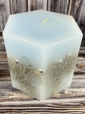 Vela pilar de Navidad con incrustación de plata hexagonal azul - 26 oz - 4" Foto 1 de 4