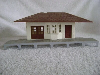 Estação de trem suburbana Plasticville. Plataforma cinza. - Imagem 1 de 4