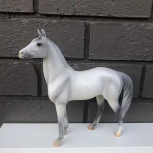 Breyer #61098 Purosangue in piedi "Heroes Of The West" grigio classico - Foto 1 di 13