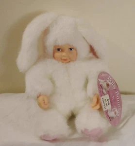 Anne Geddes Baby Bunnies Peluche Bebé Muñeca Blanco Conejito Traje CVS con Etiquetas 1998 7" - Imagen 1 de 4