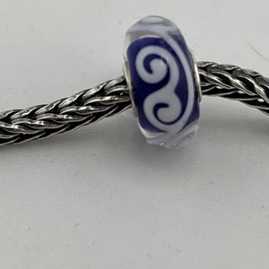 Authentic Trollbeads White Scroll Design On Blue Base New #549 - Picture 1 of 5