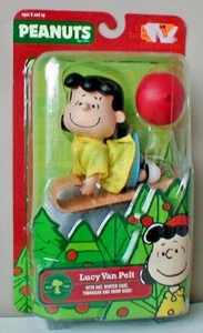 Juego de figuras posables de Navidad Peanuts Lucy con abrigo, sombrero y tobogán 2009 nuevo - Imagen 1 de 1