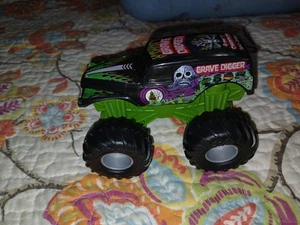 Hot Wheels Monster Jam Grave Digger Truck Rev And Go 2000 Friction Car - Bild 1 von 7