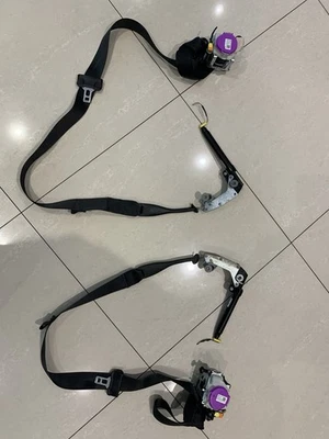 Cinturones de seguridad delanteros izquierdo y derecho Ford Mustang 15-23 OEM con colas de cerdo y pernos Foto 1 de 4