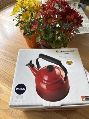 Tetera LE CREUSET INDIGO Gold KnWhistling 1,25 cuartos de galón edición limitada nueva en caja Foto 1 de 4