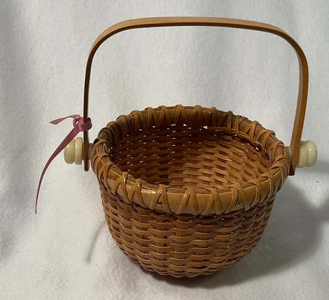 Round Nantucket 3” Basket w/Hinged Handle & White Knobs Cover