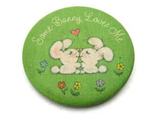 Botón de tela verde Some Bunny Loves Me - Imagen 1 de 4