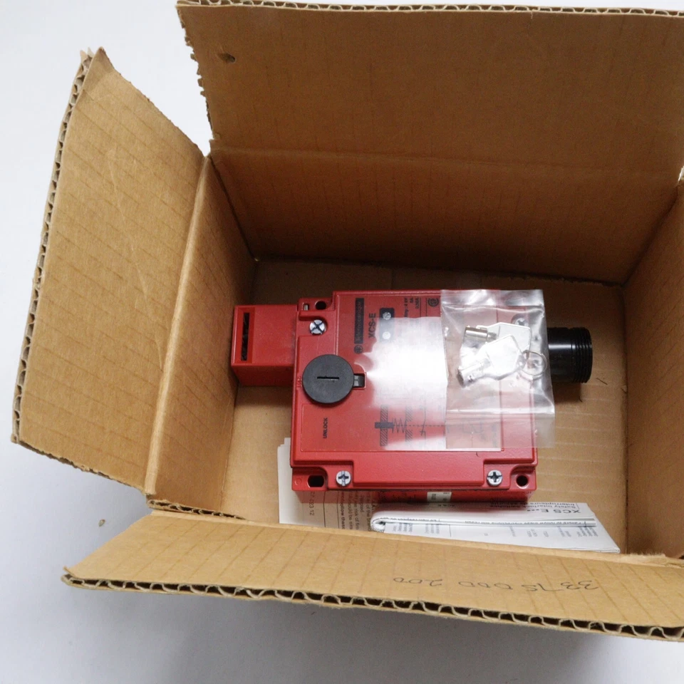 INTERRUPTOR DE BLOQUEO TELEMECANIQUE SAFTEY XCSE7313GD Foto 1 de 3