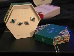 Bomb Party May 2024 Earrings RBP7508 Forever Yours, Rhodium Plating, Emerald - Picture 1 of 3