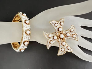 Spilla & Braccialetto Croce Trifari Vetro Latte Smalto Bianco Cabochon Croce Maltese - Foto 1 di 14