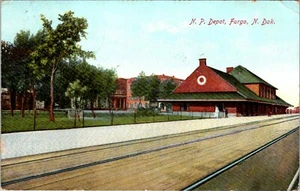 FARGO NORTH DAKOTA NORTHERN PACIFIC RAILROAD DEPOT ALTE POSTKARTE 1908 RPO - Bild 1 von 3