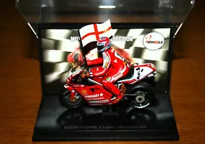 CARL FOGARTY DUCATI 996 1999 con PILOTA e BANDIERA 1:24 VITESSE - Foto 1 di 2