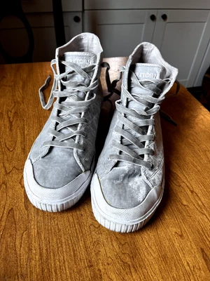 Tretorn Marley HI 4 Zapatos de caña alta Talla 9.5 Terciopelo aplastado Tenis Plateados Foto 1 de 4