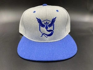 Pokémon Go Team mystischer Hut grau mit blauer Rechnung - Bild 1 von 2