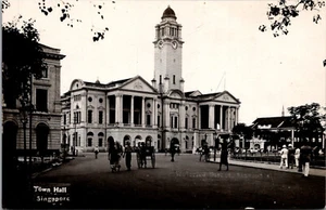 SINGAPORE - TOWN HALL - BUSY DISTRICT - OLD REAL PHOTO POSTCARD - Picture 1 of 2