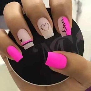 24 Piezas Mate Prensado en Uñas "LOVE" con Diseño de Corazón Incluye Pestañas de Pegamento y Archivo - Imagen 1 de 6