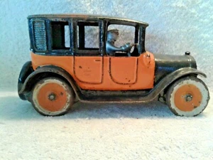 1920er Arcade 9 Zoll gelbes Fahrerhaus Gusseisen Taxi mit eingeschraubten Fahrer Gussrädern - Bild 1 von 10