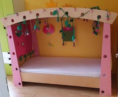 HABA Schlafzimmer mit Bett Dornröschen, Schreibtisch und Stuhl Dornröschen, usw - Bild 1 von 4