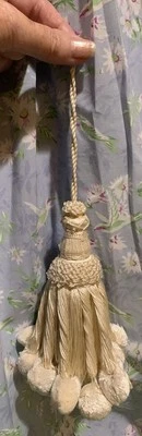 ❤️BORLA LLAVE EXTRA ELEGANTE 6” NUEVA SIN ETIQUETAS CREMA/BLANCA Pom Pom Cuelga Foto 1 de 4