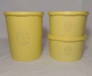 Juego de 3 botes Tupperware vintage apilables amarillos con tapas - Imagen 1 de 9