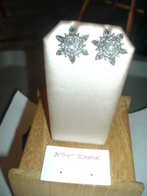 PENDIENTES PERFORADOS BETSEY JOHNSON ORO BRILLANTE CRISTAL MARQUESA COPO DE NIEVE Foto 1 de 4