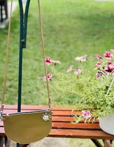 Bandolera Zac Posen de cuero dorado rosa nueva sin etiquetas con dije de flores extraíble minimalista - Imagen 1 de 17