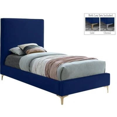 Cama doble de terciopelo azul marino Meridian Furniture Geri con patas doradas y cromadas incluidas Foto 1 de 4