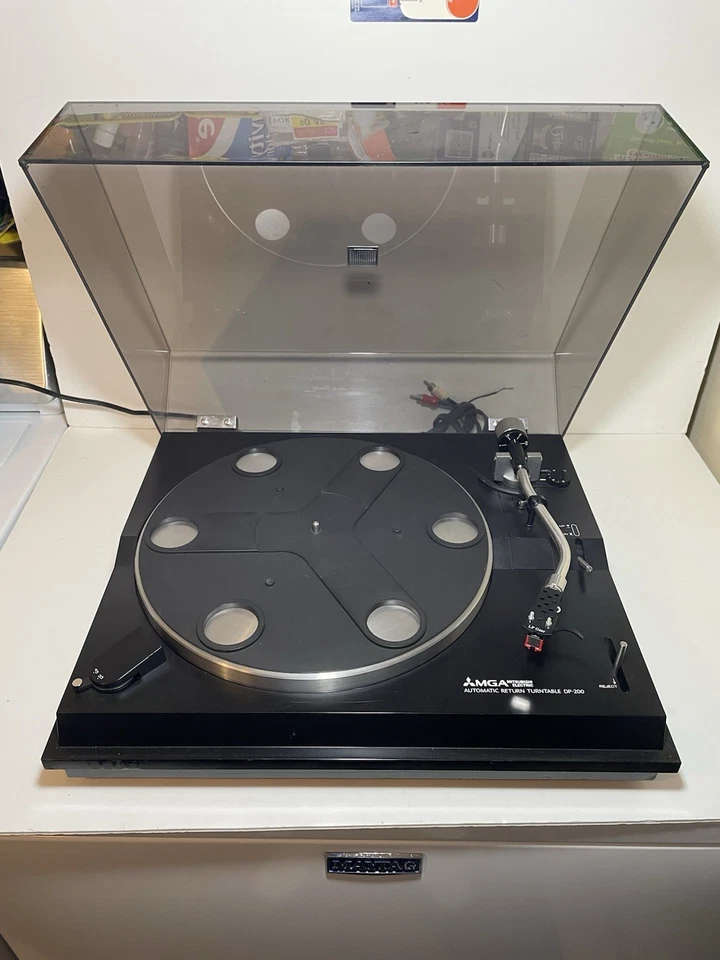 Tocadiscos con transmisión por correa Mitsubishi MGA DP-200 PROBADO *LEER DESCRIPCIÓN* Foto 1 de 4