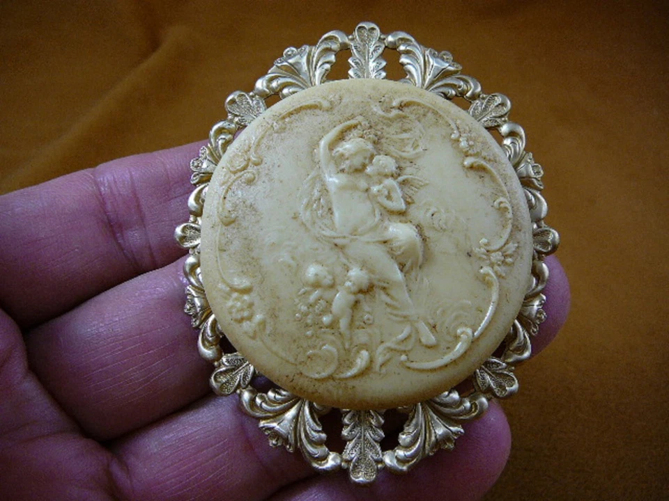 (CL69-9) Querubín Ángel Beso Dama Blanco Camafeo Latón Pin Colgante Broche Ángeles Foto 1 de 1