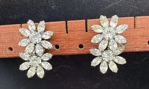 Pendientes con clip de doble flor de diamantes de imitación transparentes blancos firmados de colección C1246 - Imagen 1 de 5