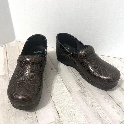 Zuecos Dansko para mujer de cachemira en relieve florales tooled de cuero marrón 41 EE. UU. 10,5-11 Foto 1 de 4