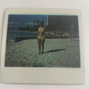 VINTAGE SEXY GEWAGTER WEIBLICHER BIKINI STRAND FARBFOTO POLAROID - Bild 1 von 1
