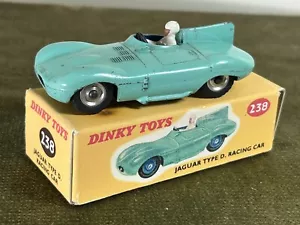 Dinky Toys #238 Jaguar tipo D auto da corsa mozzi filati turchesi in perfette condizioni in scatola replica - Foto 1 di 10
