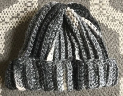 HANDARBEIT WOLLMÜTZE BEANIE handgehäkelt aus RELLANA 53% SCHURWOLLE schwarz grau - Bild 1 von 4