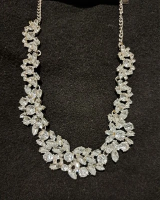 Novo com etiquetas New York and Co. Silvertone, transparente, colar de cristal, formatura, regresso ao lar - Imagem 1 de 4