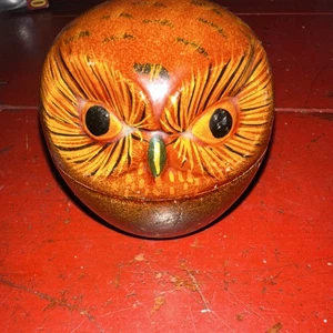 Caja baratija búho piedra pintada a mano laca roja interior arte popular 2,5" - Imagen 1 de 3
