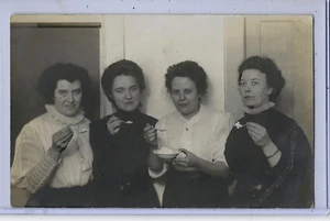 Echt Foto Postkarte RPPC - Vier Frauen essen Eis - Bild 1 von 2