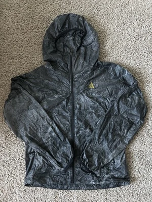 Chaqueta ligera a prueba de viento Nike XS para hombre pequeña ACG Cinder Cone camuflaje gris estampado Foto 1 de 4