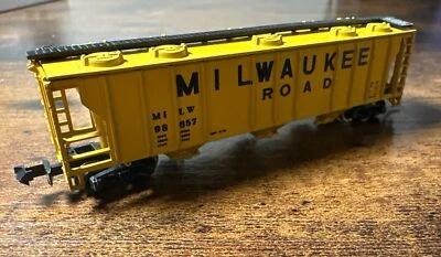 N Scale 3-Bat Hopper Car Milwaukee Road RTR 1:160 Preowned - Image 1 of 4