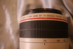 Excellent Canon EF 70-300mm f1:4-5.6 Image Stabilized (IS) USM Macro Zoom lens - Picture 1 of 13