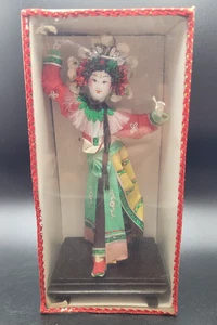 Vintage chinesische Opernpuppe in Schachtel - 20 cm/8 Zoll Papier/Stoff auf Sockel - Bild 1 von 8