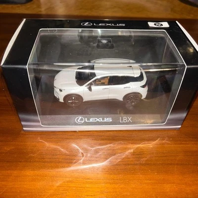 Mini voiture Kyosho Lexus LBX modèle blanc conduite à gauche neuve - Photo 1/4