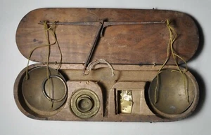 Monnaie - Balance ancienne de changeur fin XVIII° ou trébuchet avec boîte poids - Imagen 1 de 1