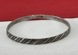 Vintage DANECRAFT SIGNED 925 Sterling Silver Repousse Pattern Bangle BRACELET 8" - Picture 1 of 10